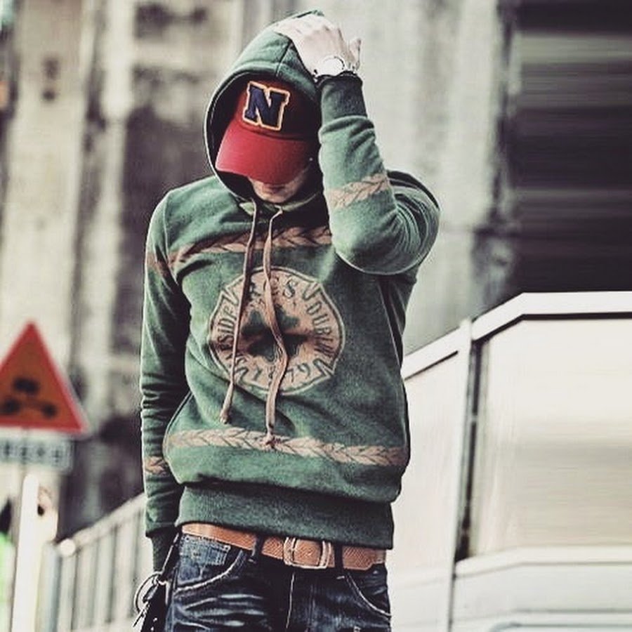 Красивый парень в толстовке