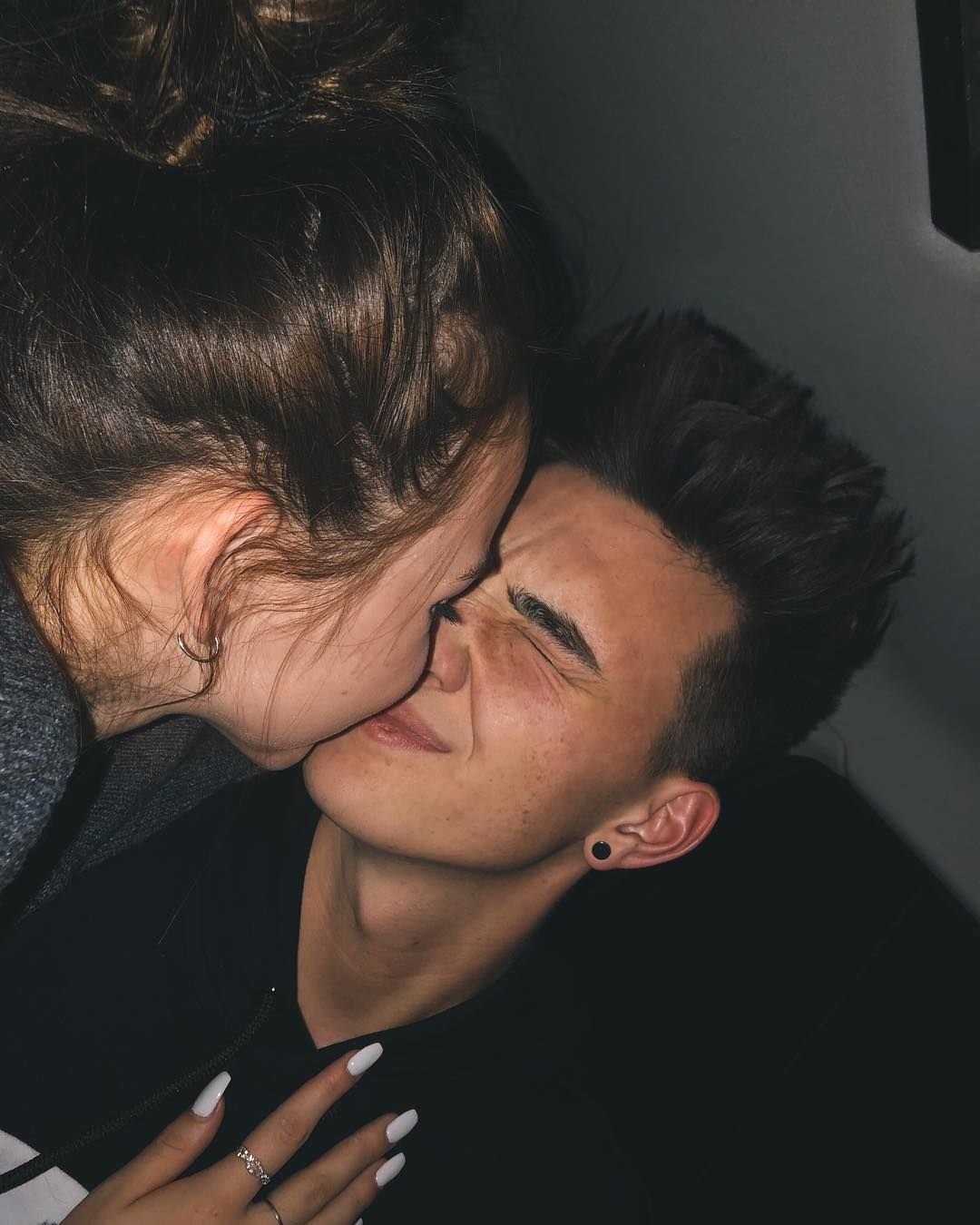 Топовые парень и девушка без лица