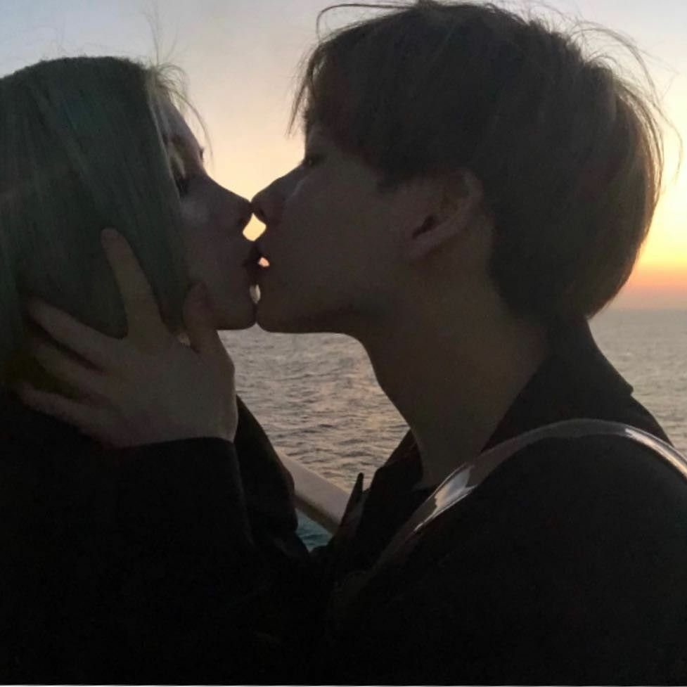 Парень с девушкой в зеркале