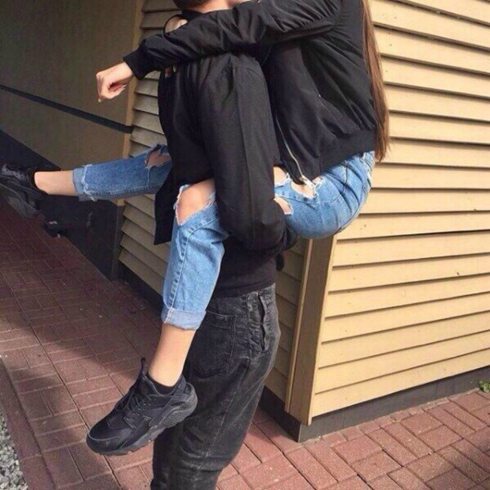 Мужчина обнимает девочку подростка