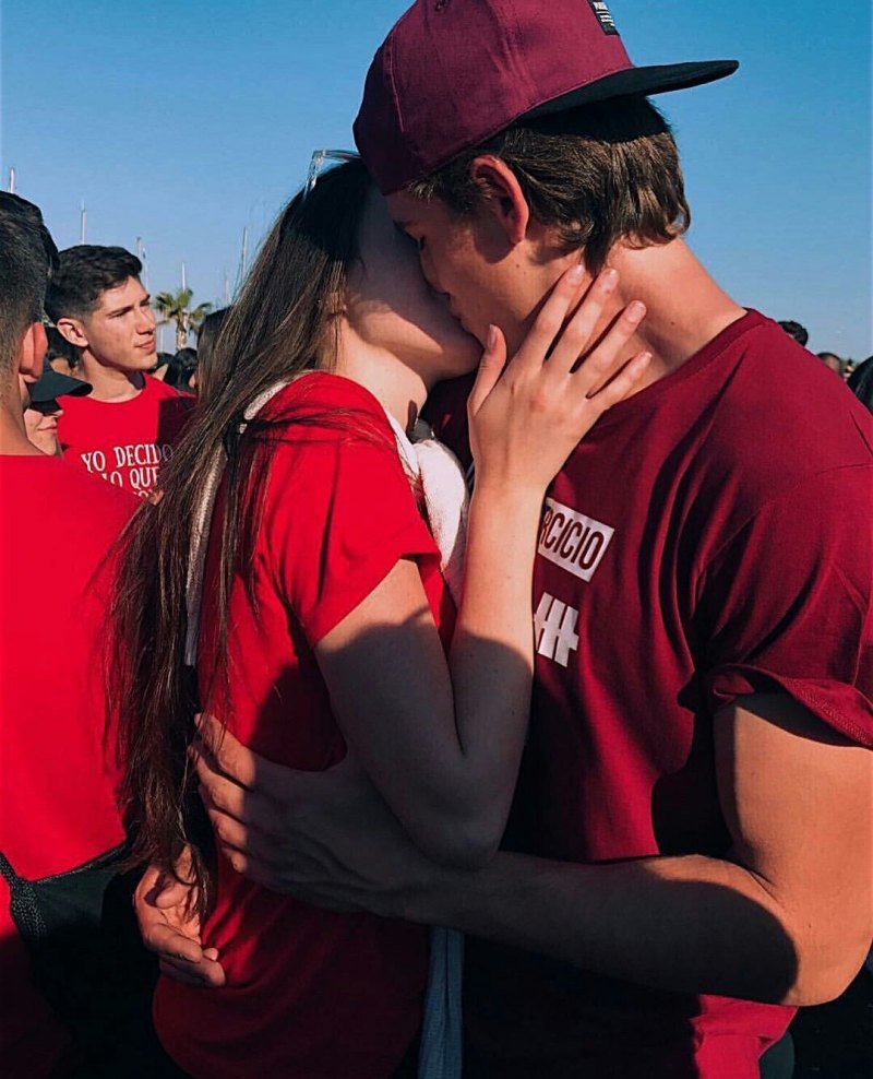 Милые парочки подростков на кровати