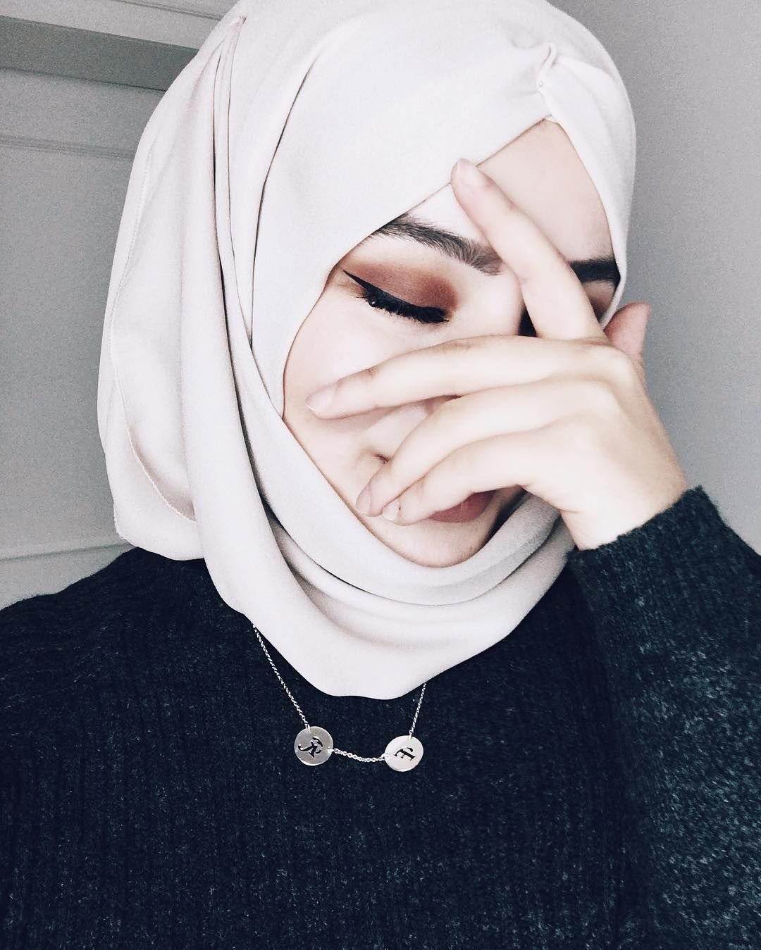 Мусульманка в хиджабе со спины