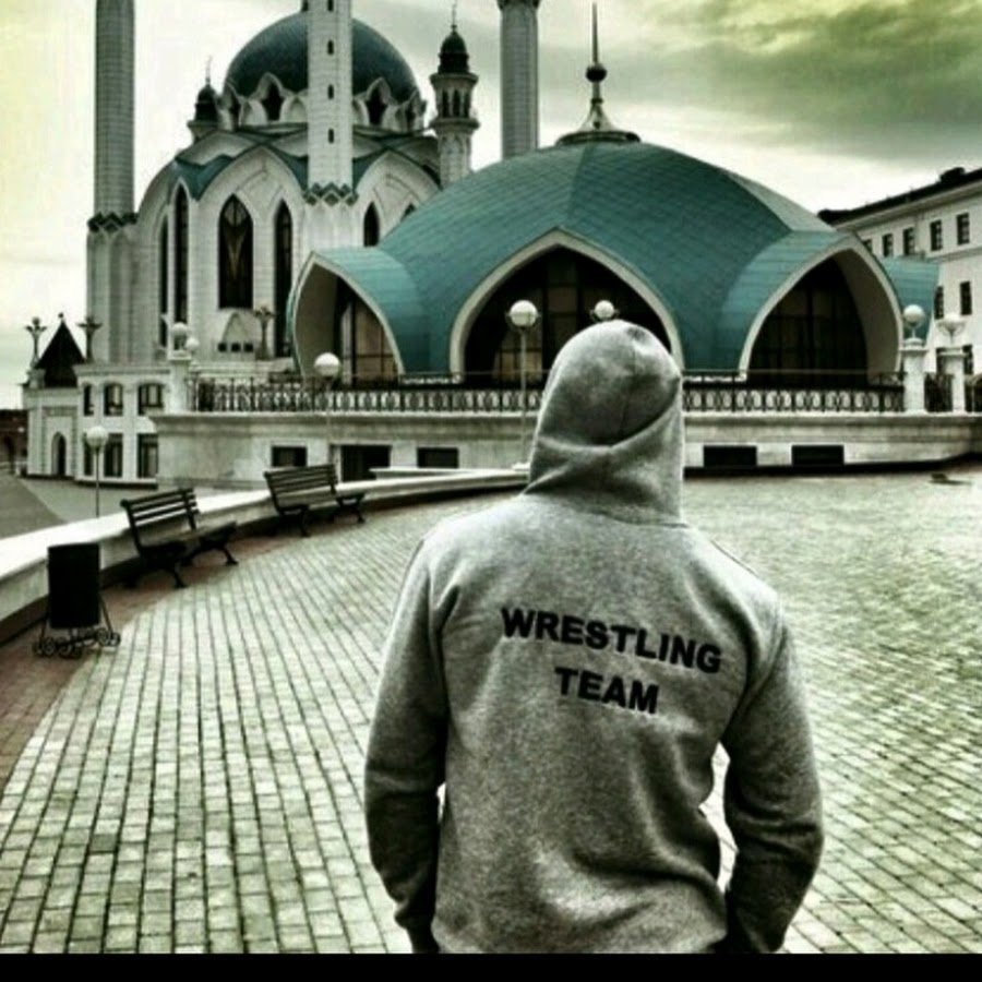 Девушка в платке со спины