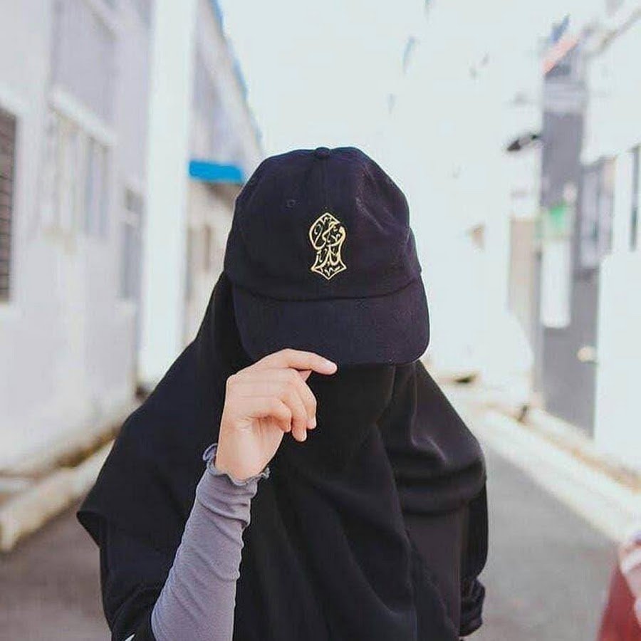 Александра Головкова в платке