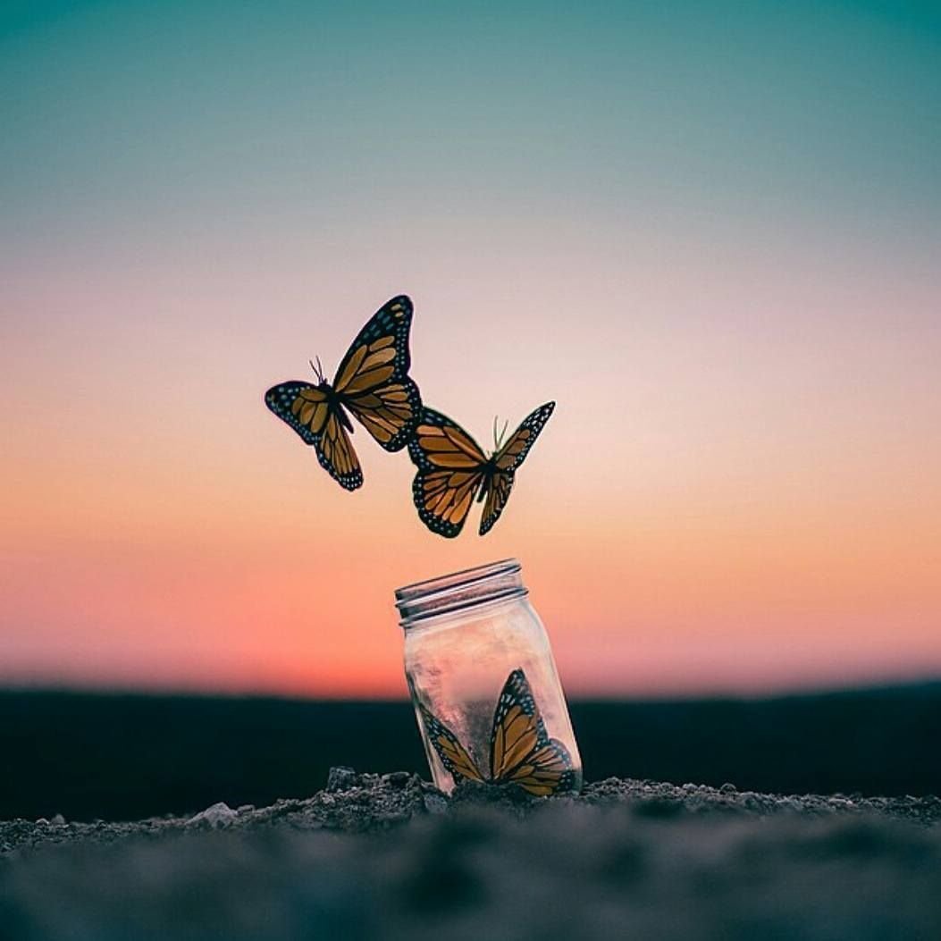 Девушка на качелях в небе