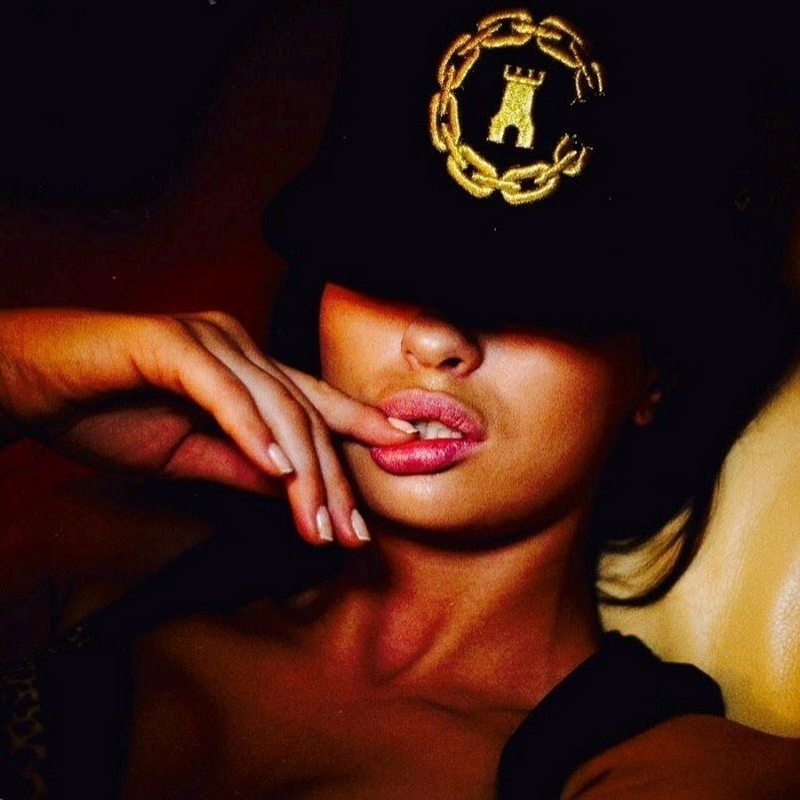 Красивая стервозная женщина