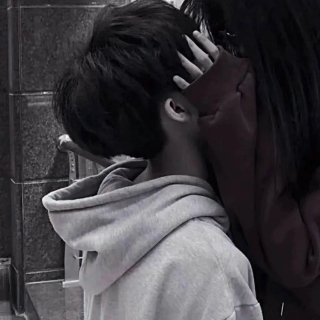 Парень с девушкой в темноте