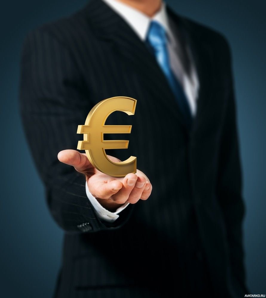 Мужчина в костюме с часами