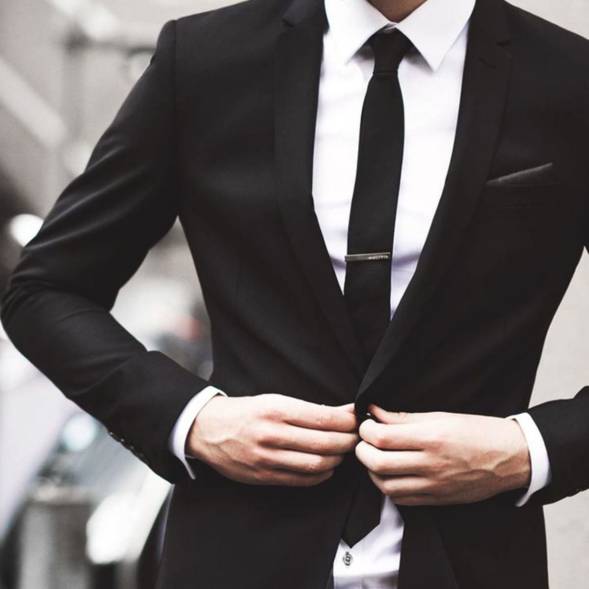 Парень в костюме без лица