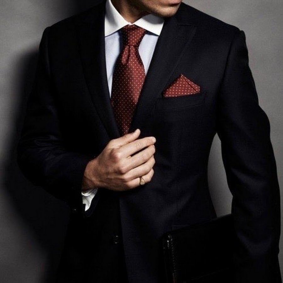 Мужчина в костюме с часами