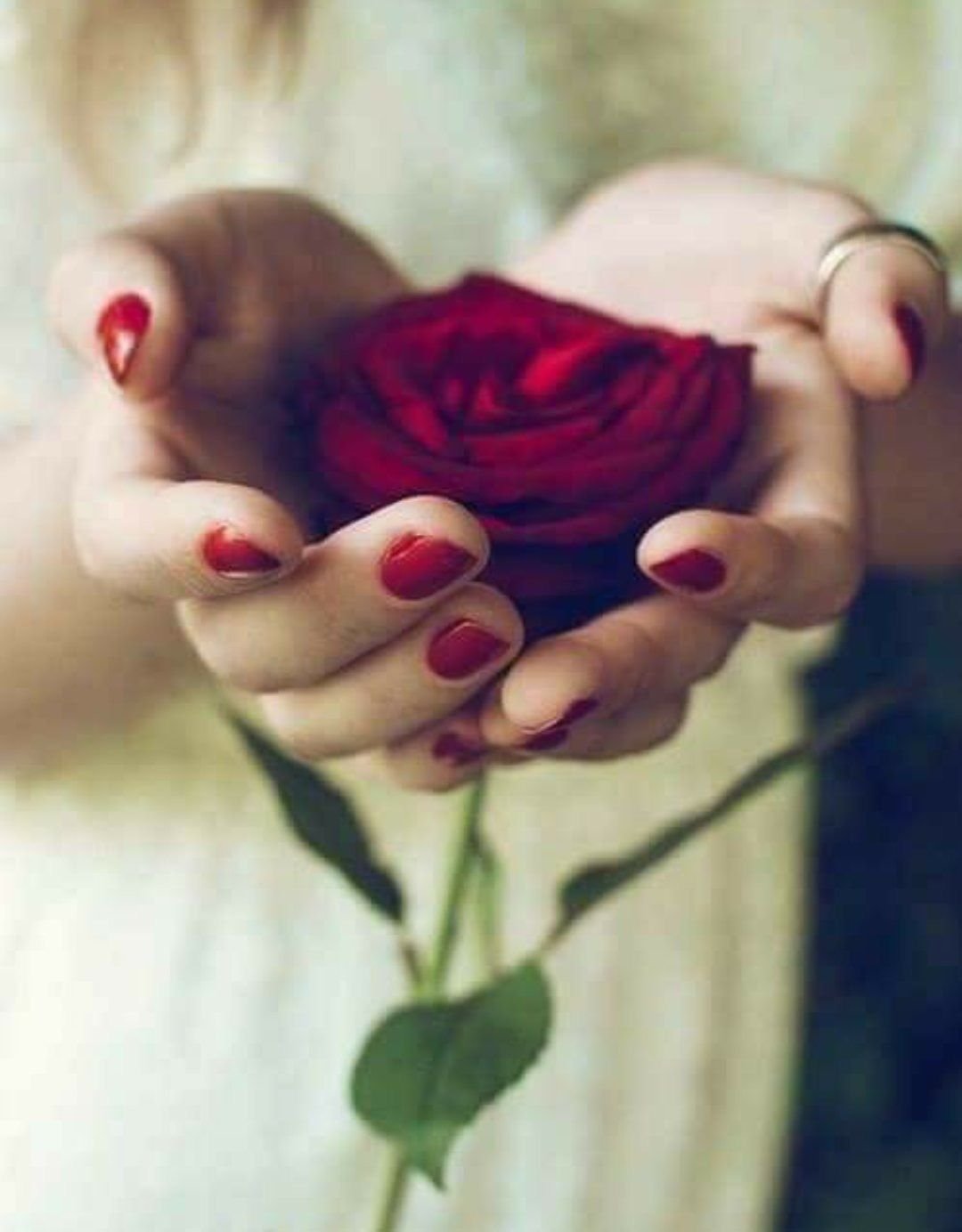 Девушка в шляпе с кофе