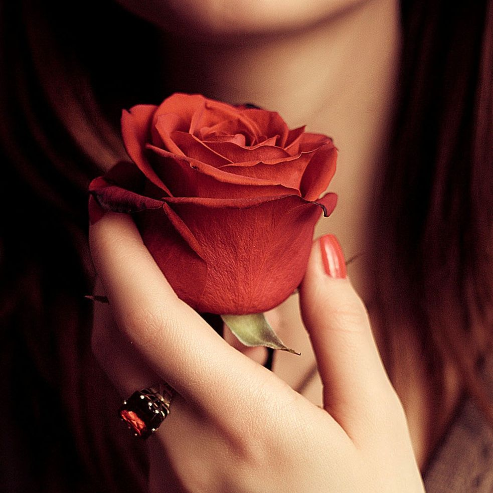 Девушка с розгами в руках