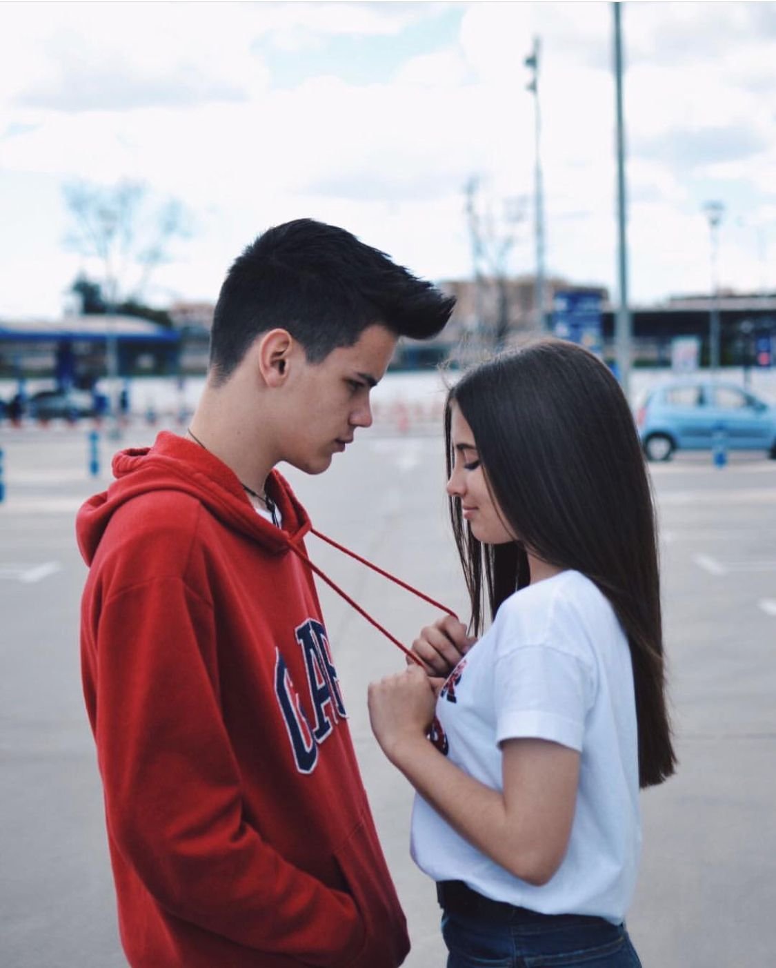 Парень в кепке с девушкой