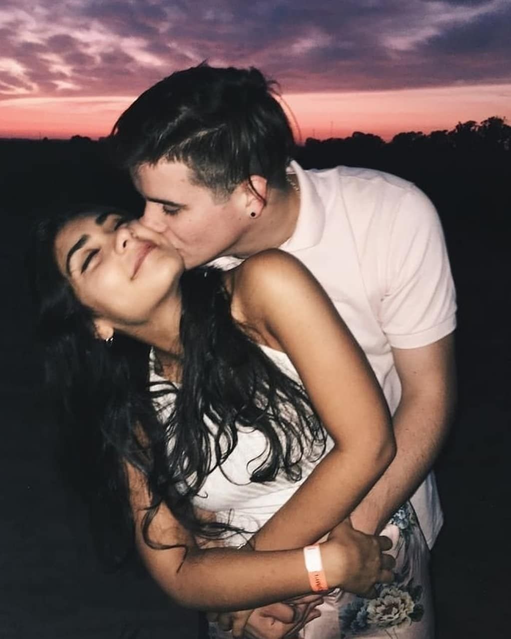 Парень обнимает девушку сзади