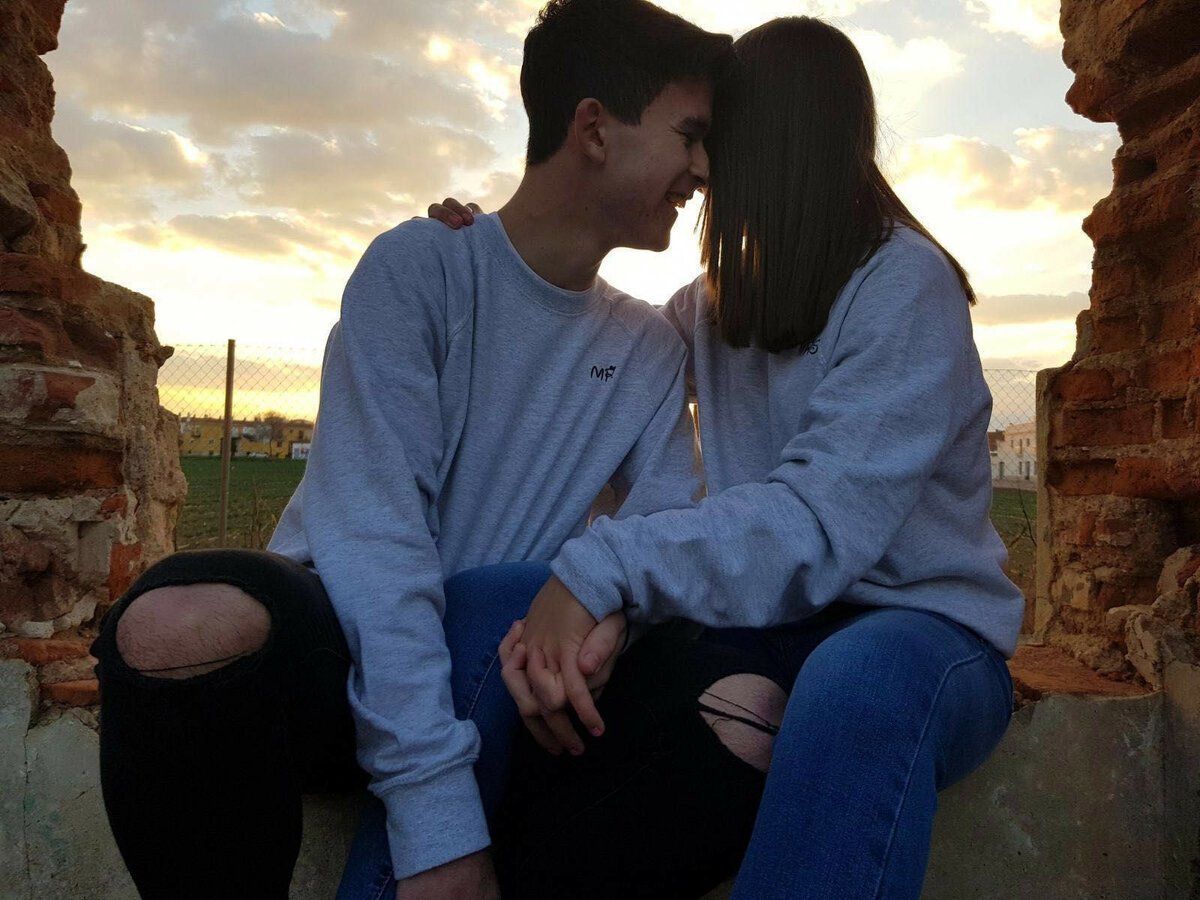 Парень в капюшоне с девушкой