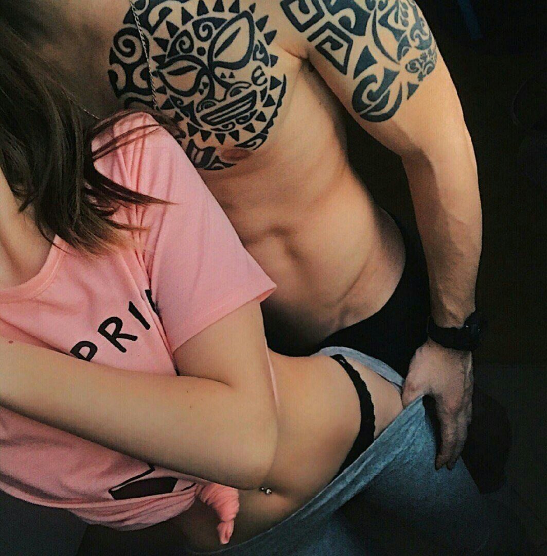 Девушка и парень с надписью