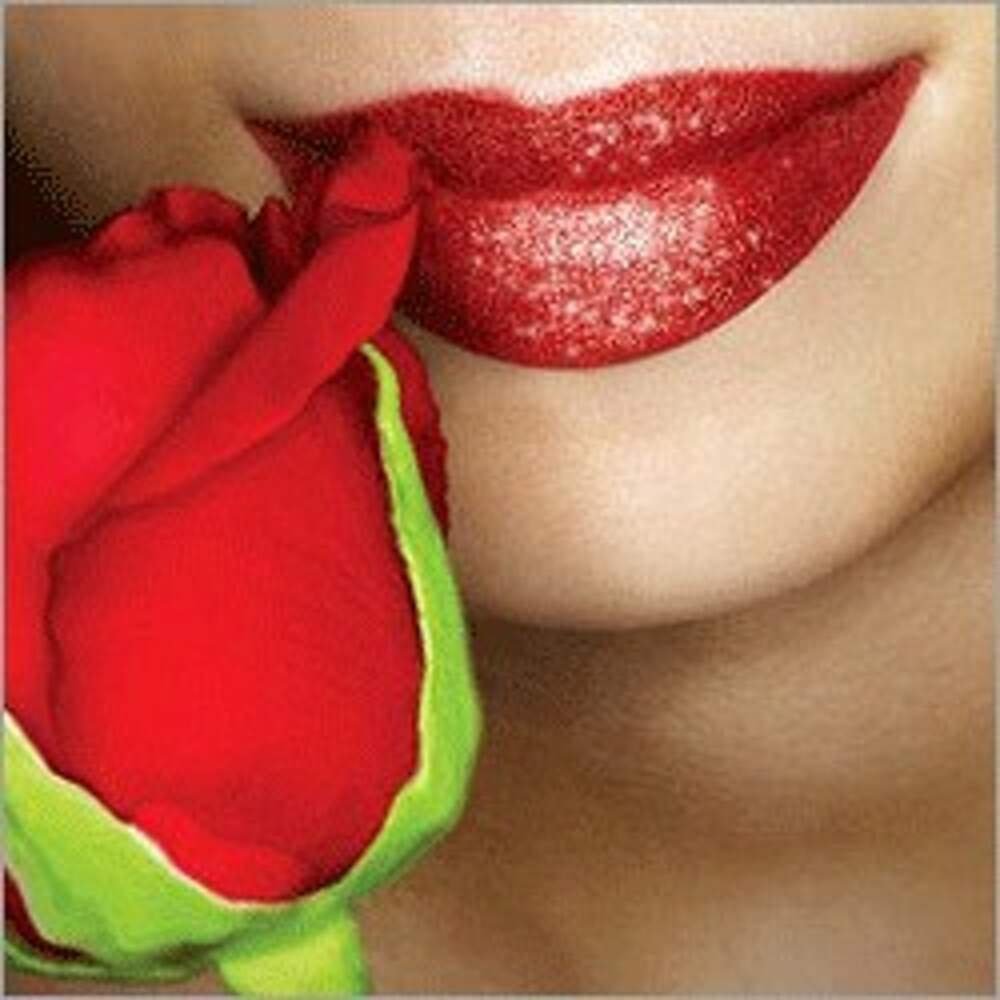 Девушка под красным зонтом море