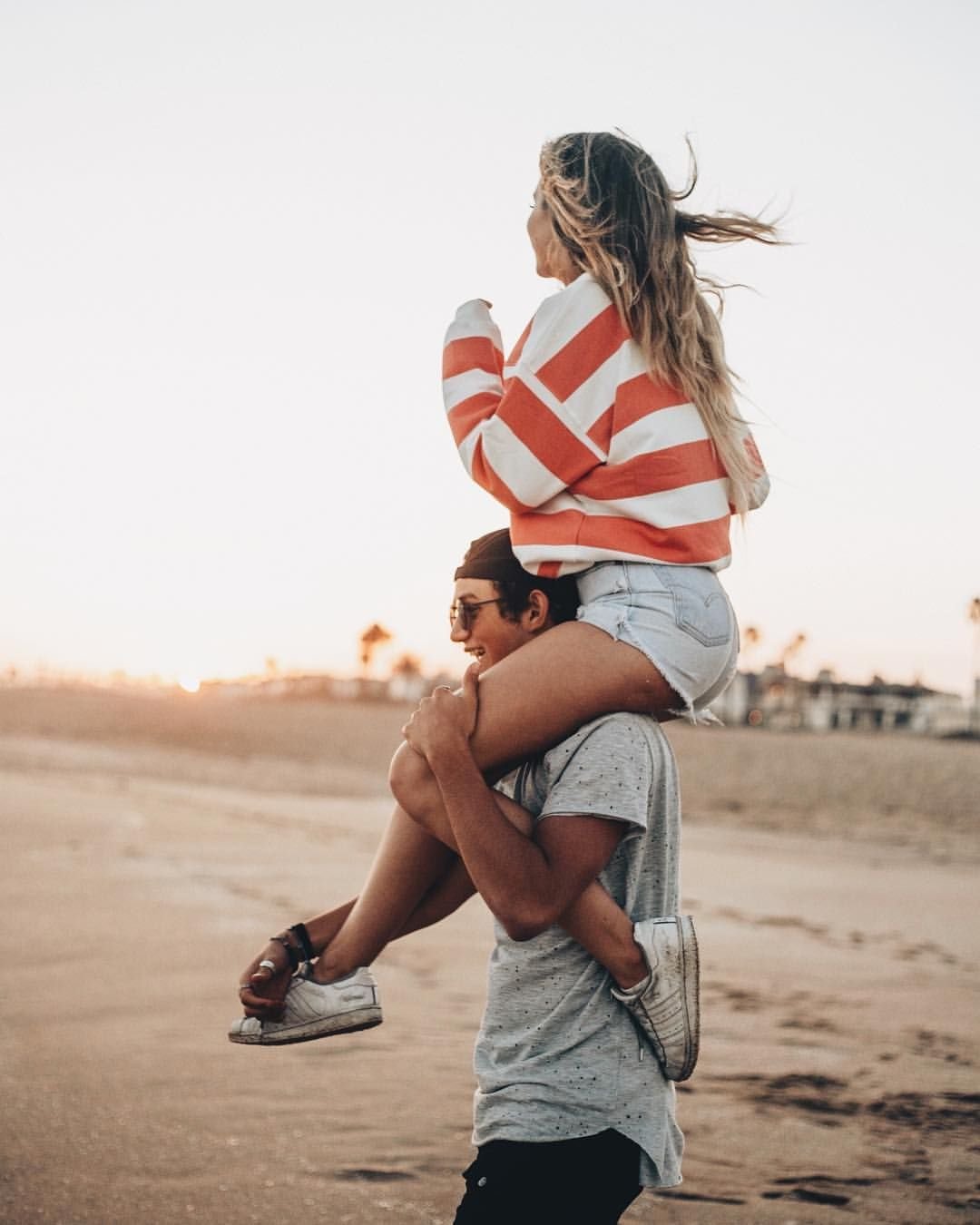 Парень и девушка на стадионе