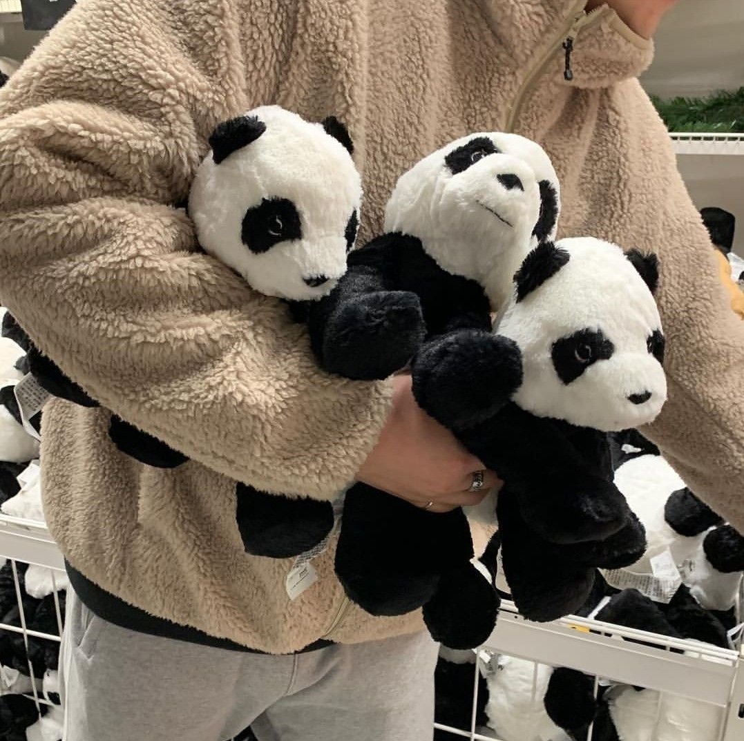 Девушка с игрушкой