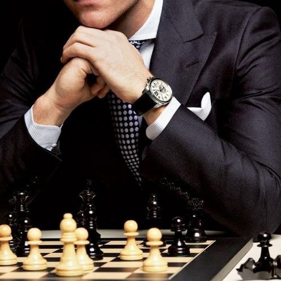 Час джентльмена. Состоятельный мужчина. Мужчина с шахматами. Статусный мужчина. Успешный мужчина.