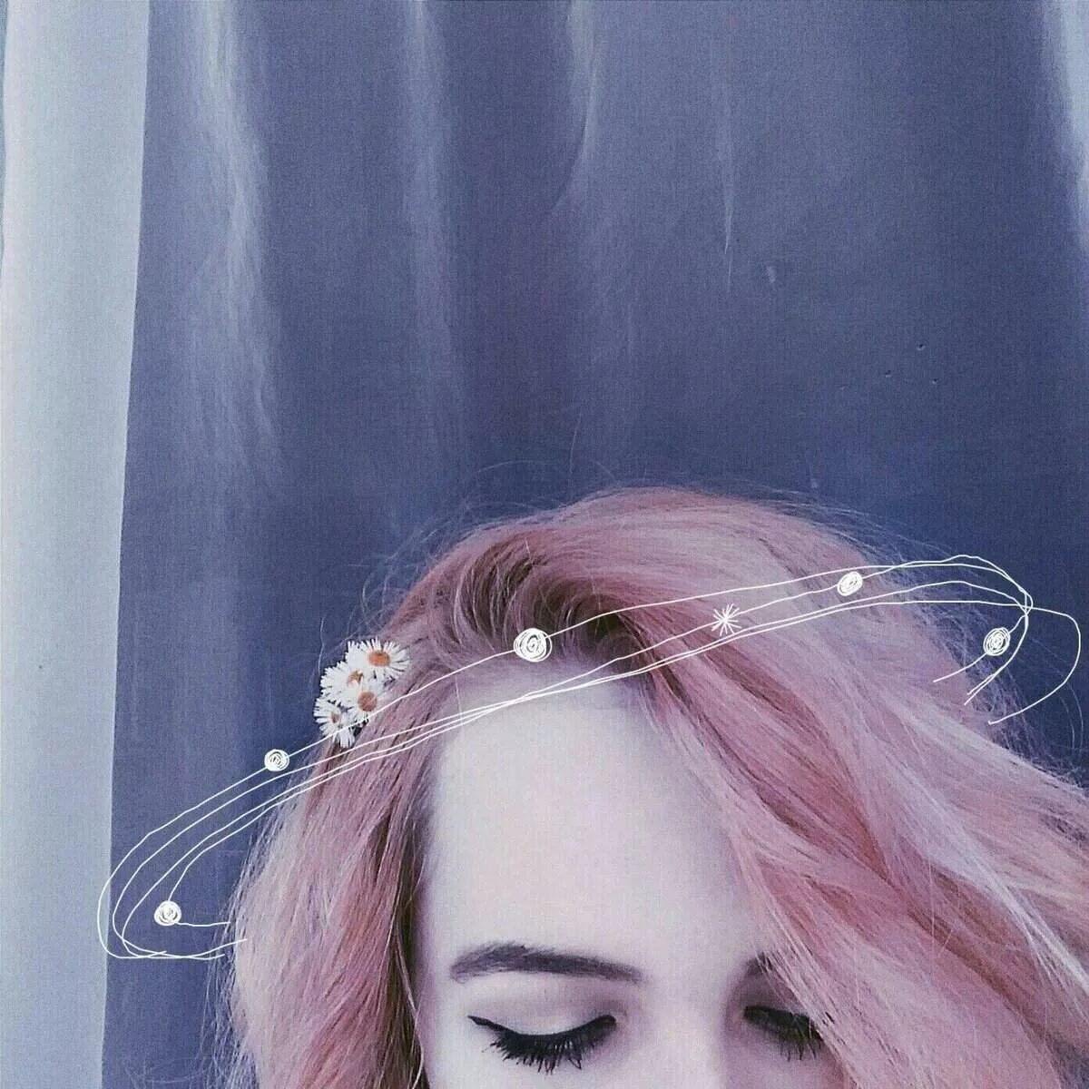 Девушка с наушниками без лица