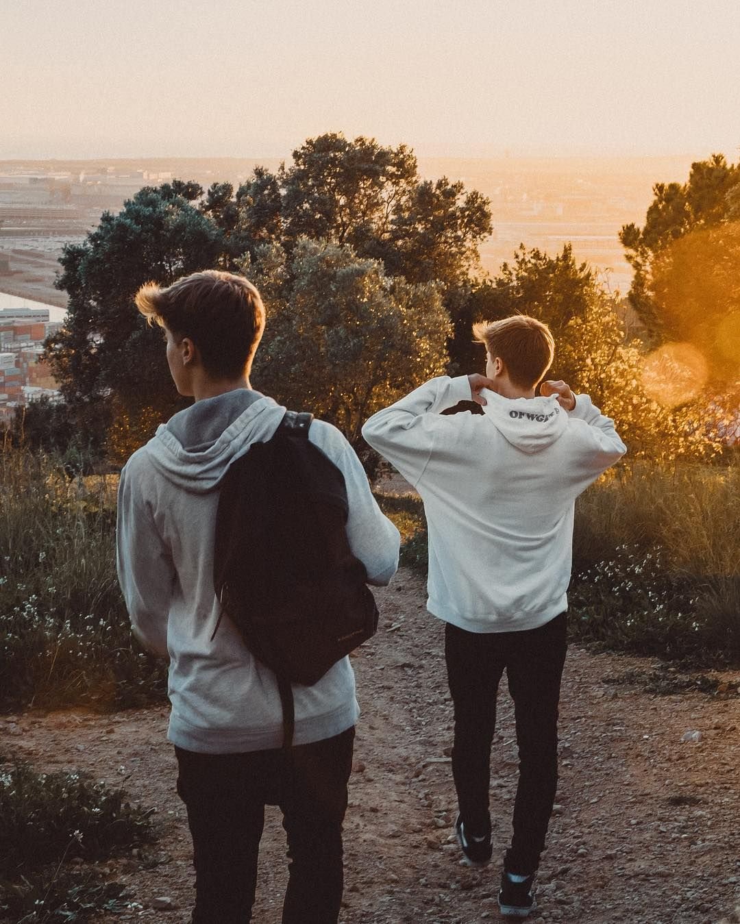 Парень целует парня