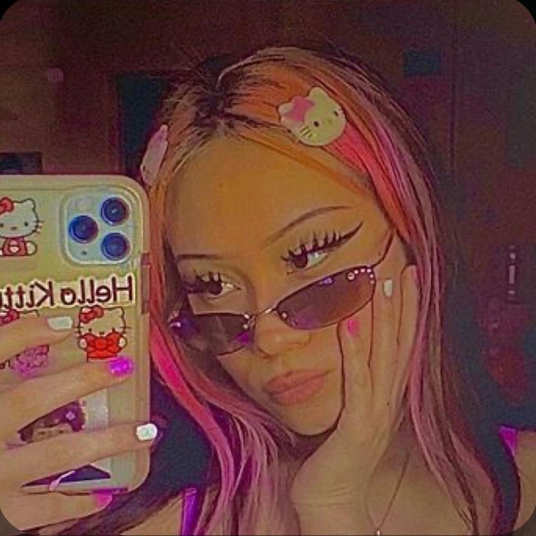 Девушка в бейсболке без лица