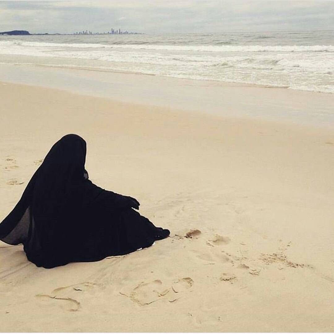 Я мусульманка. Никаб пустыня. Никаб Дубай. Мусульманка на море. В хиджабе со спины.