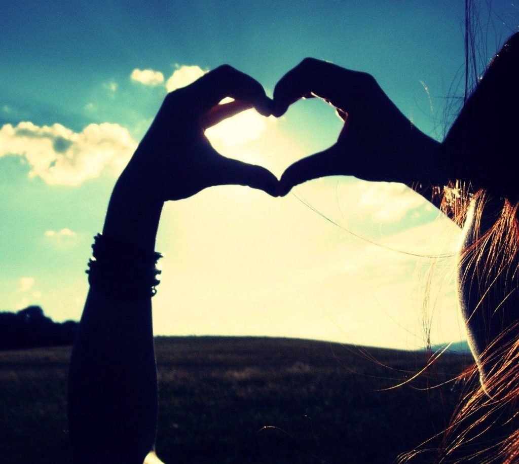 Подруги показывают сердце