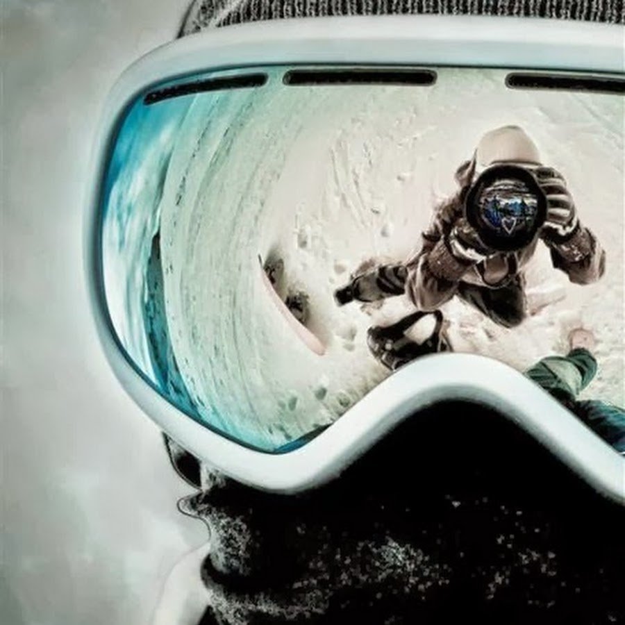 Пацан в маске зимой