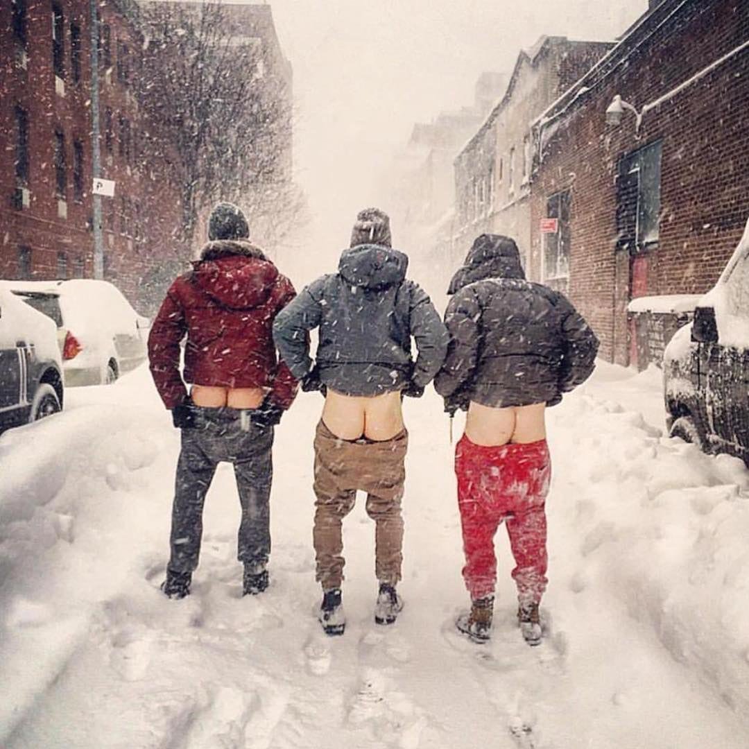 Мужчина в очках зимой