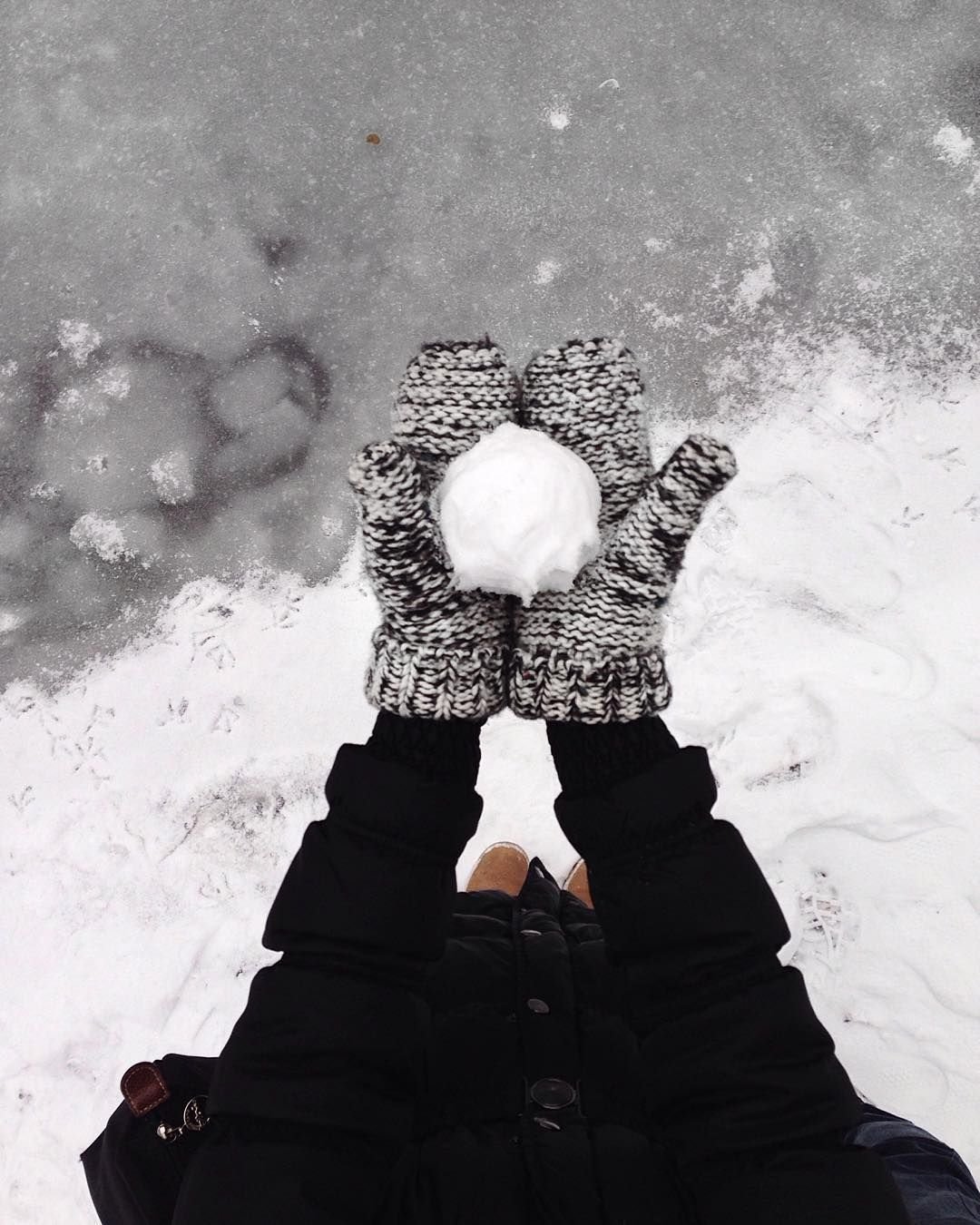 Парень с футбольным мячом без лица