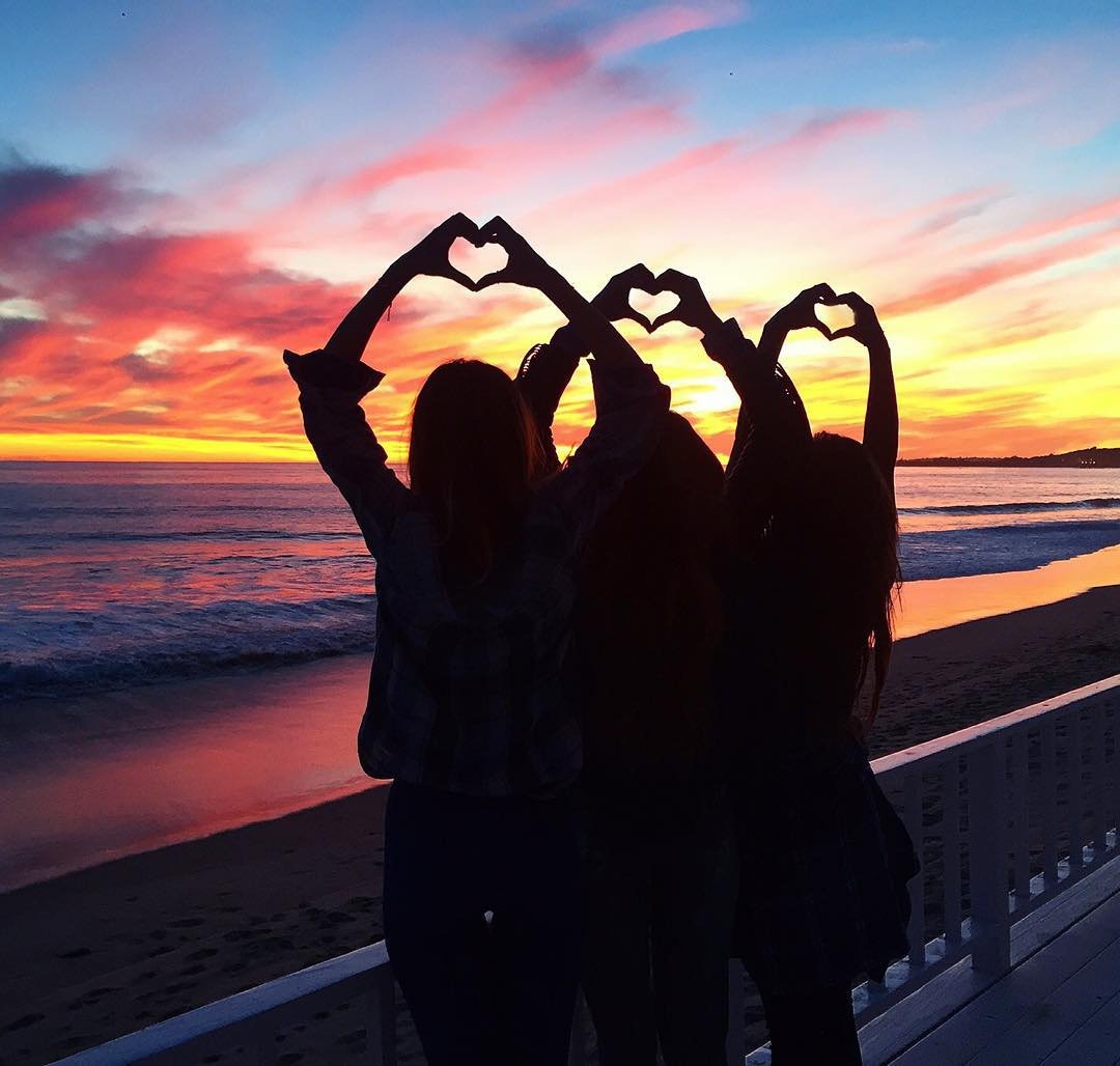 Лучшие подруги на закате