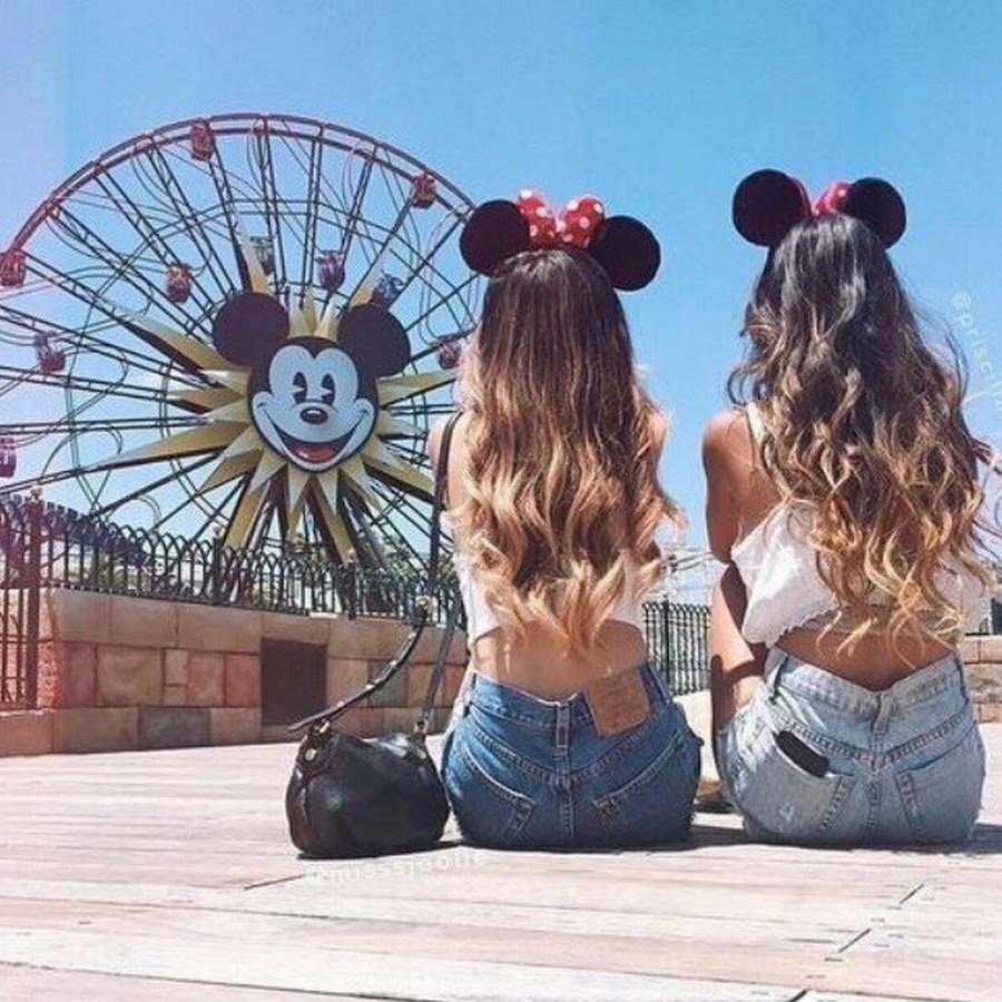 Две девочки у моря