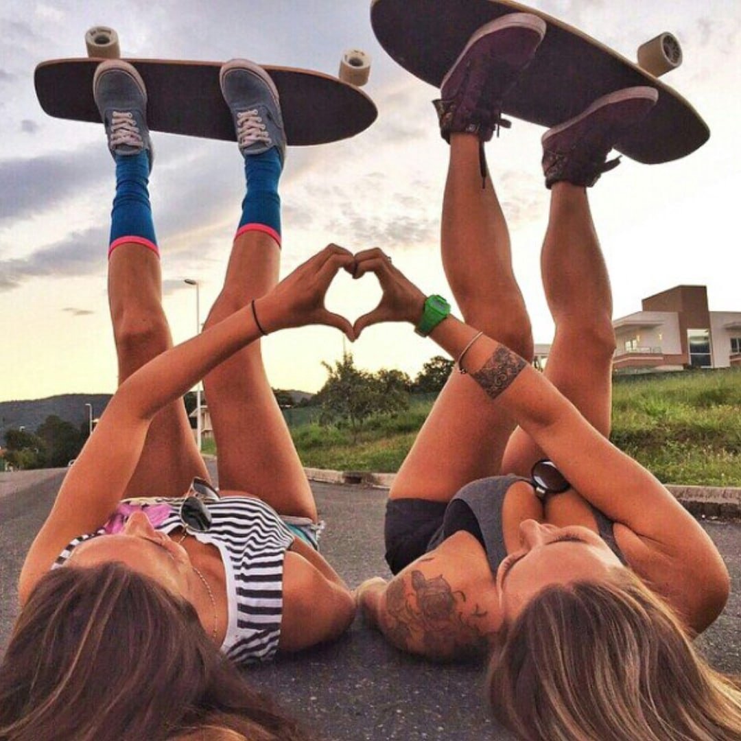 Две девочки спиной