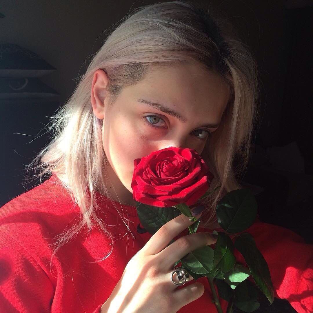 Девушка с черными волосами Эстетика