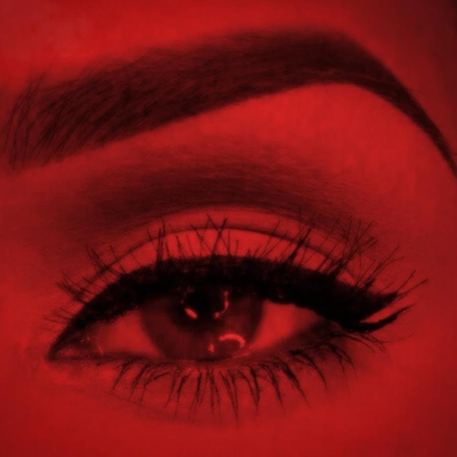 Девушка в темноте