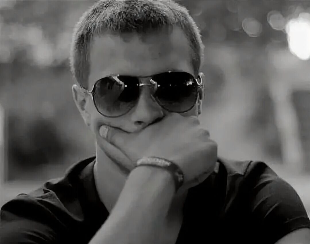 Обычные мужчины на море