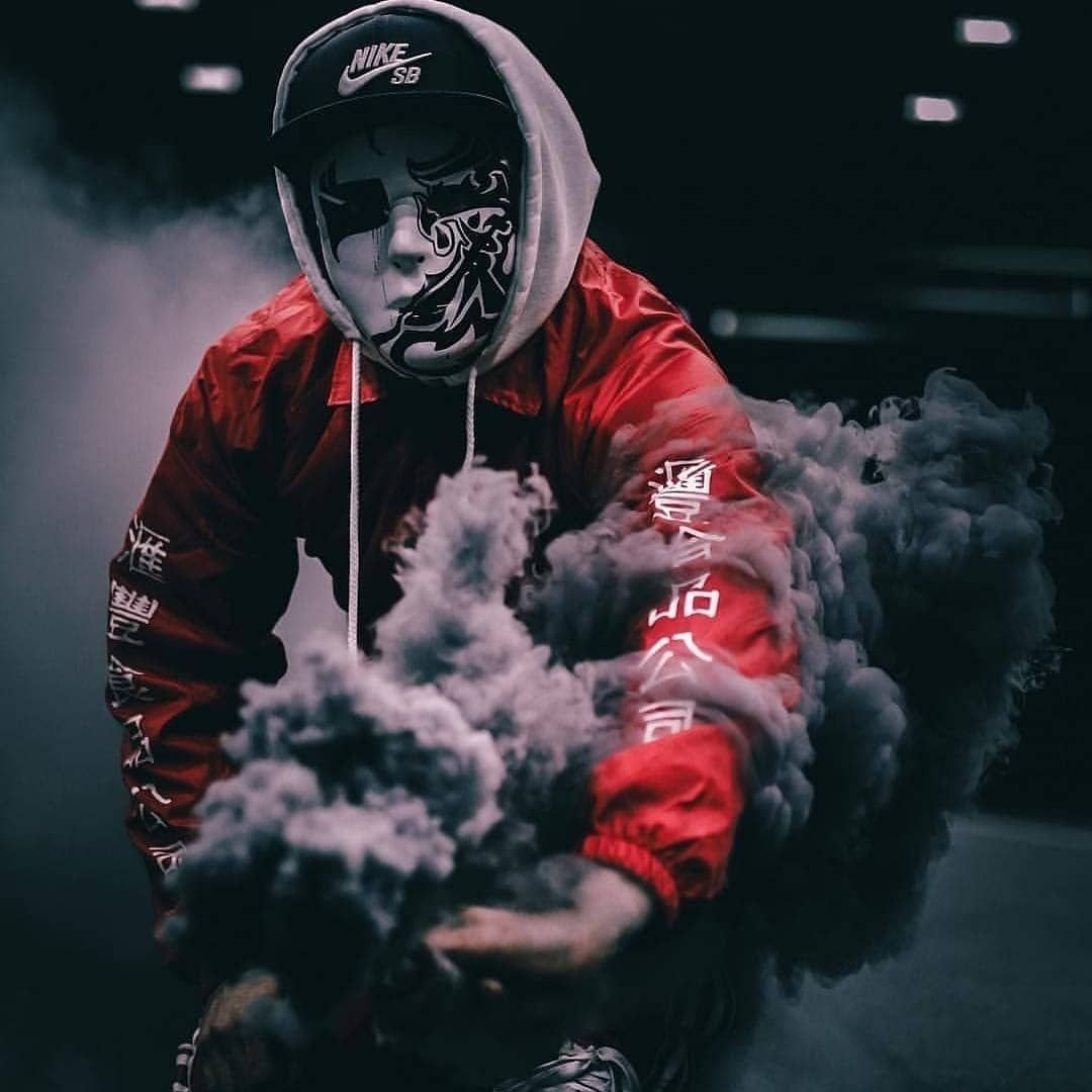 Пацан в маске