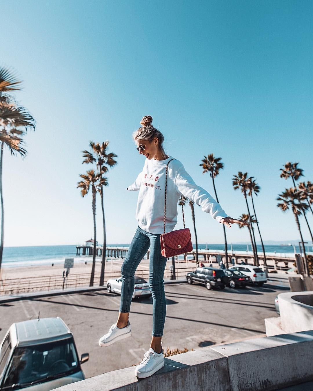 Девушка на море со спины