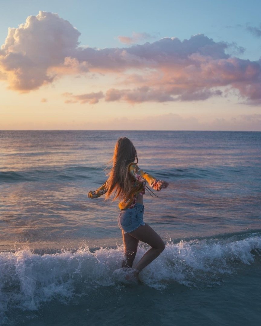 Блондинка на море