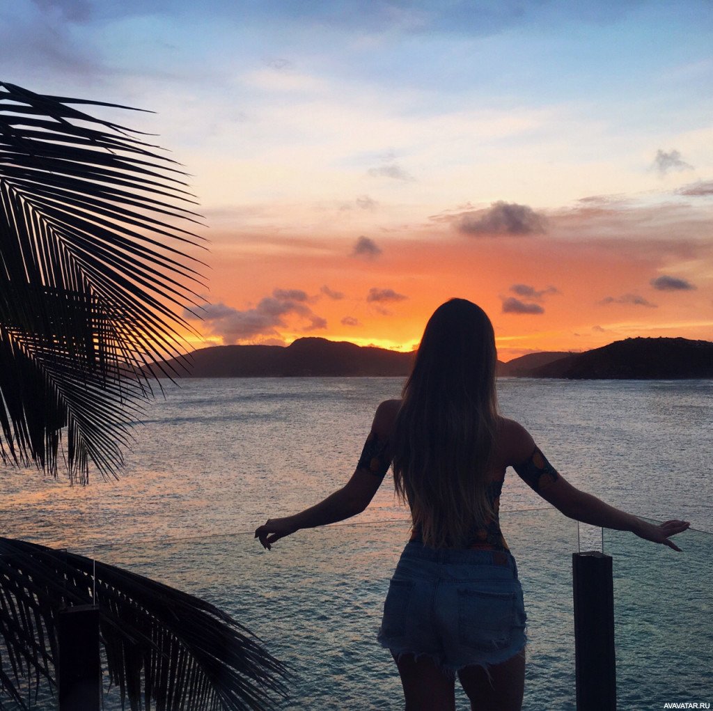 Девушка лицом к морю