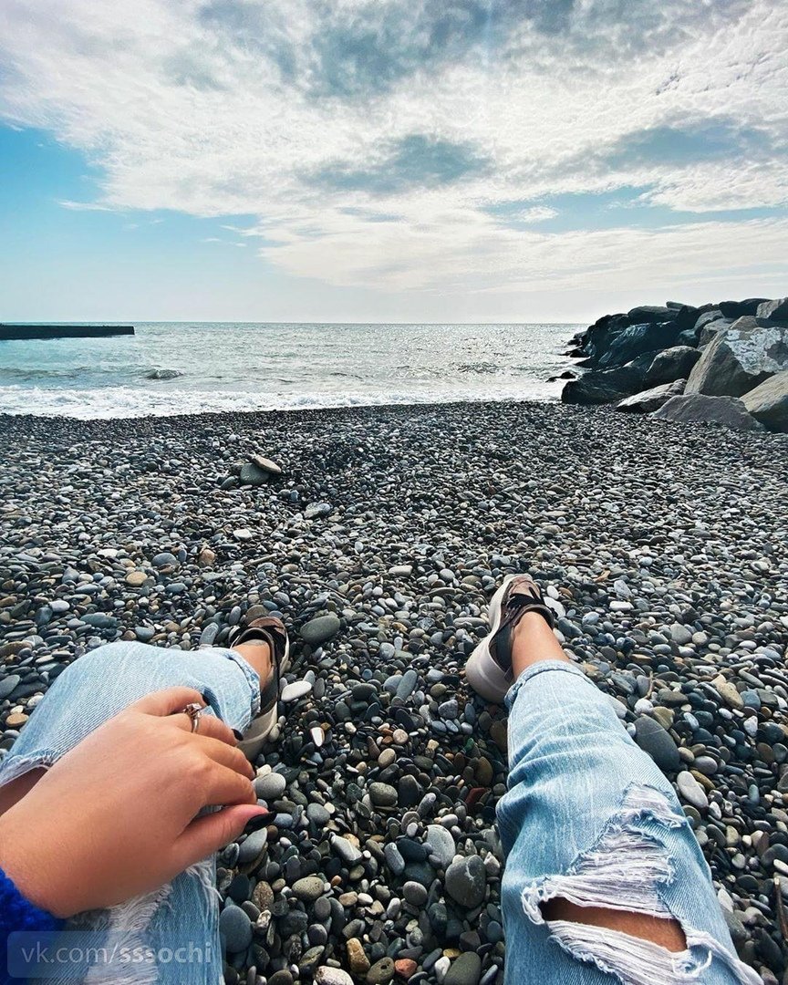 Девушка шатенка на море