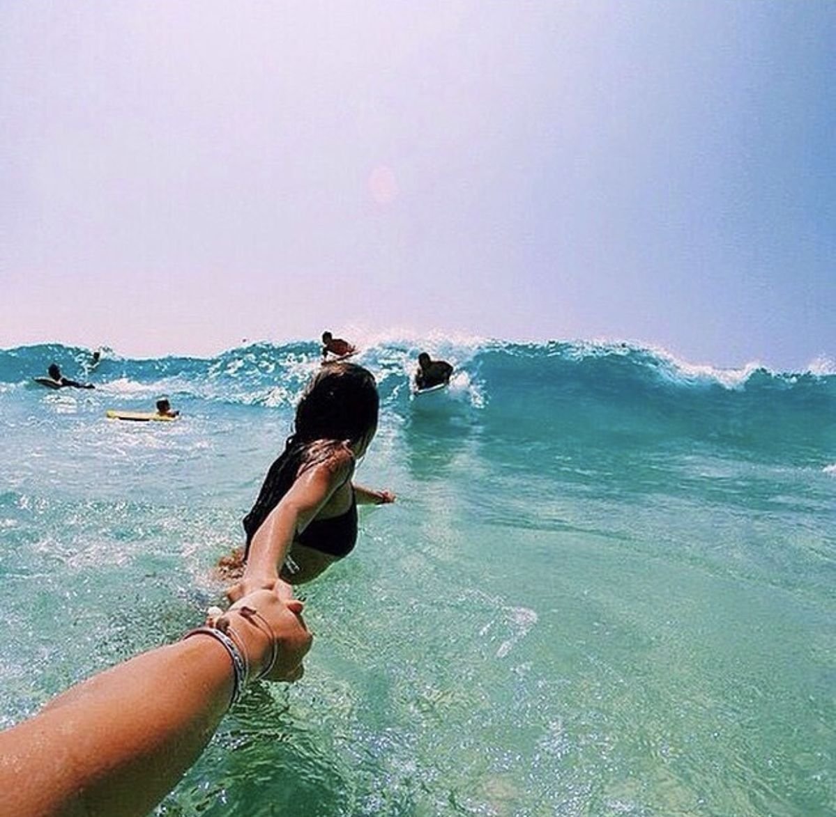 Блондинка в купальнике на море