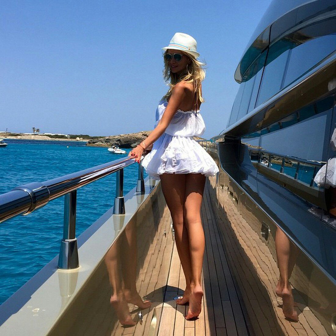 Девушка в горах со спины