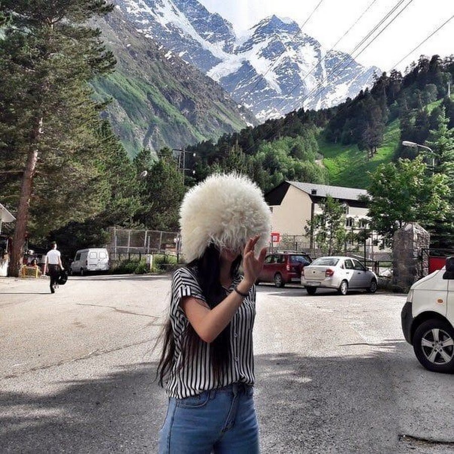 Девушка на речке без лица