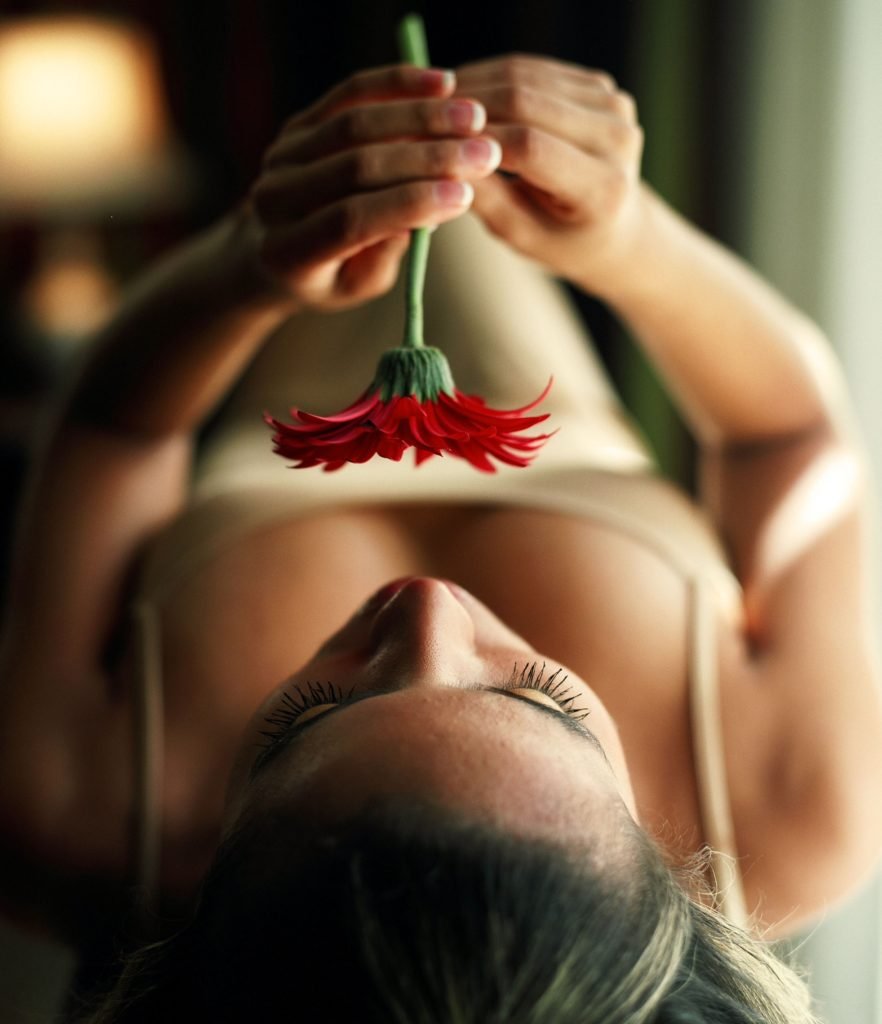 Девушка в цветах со спины