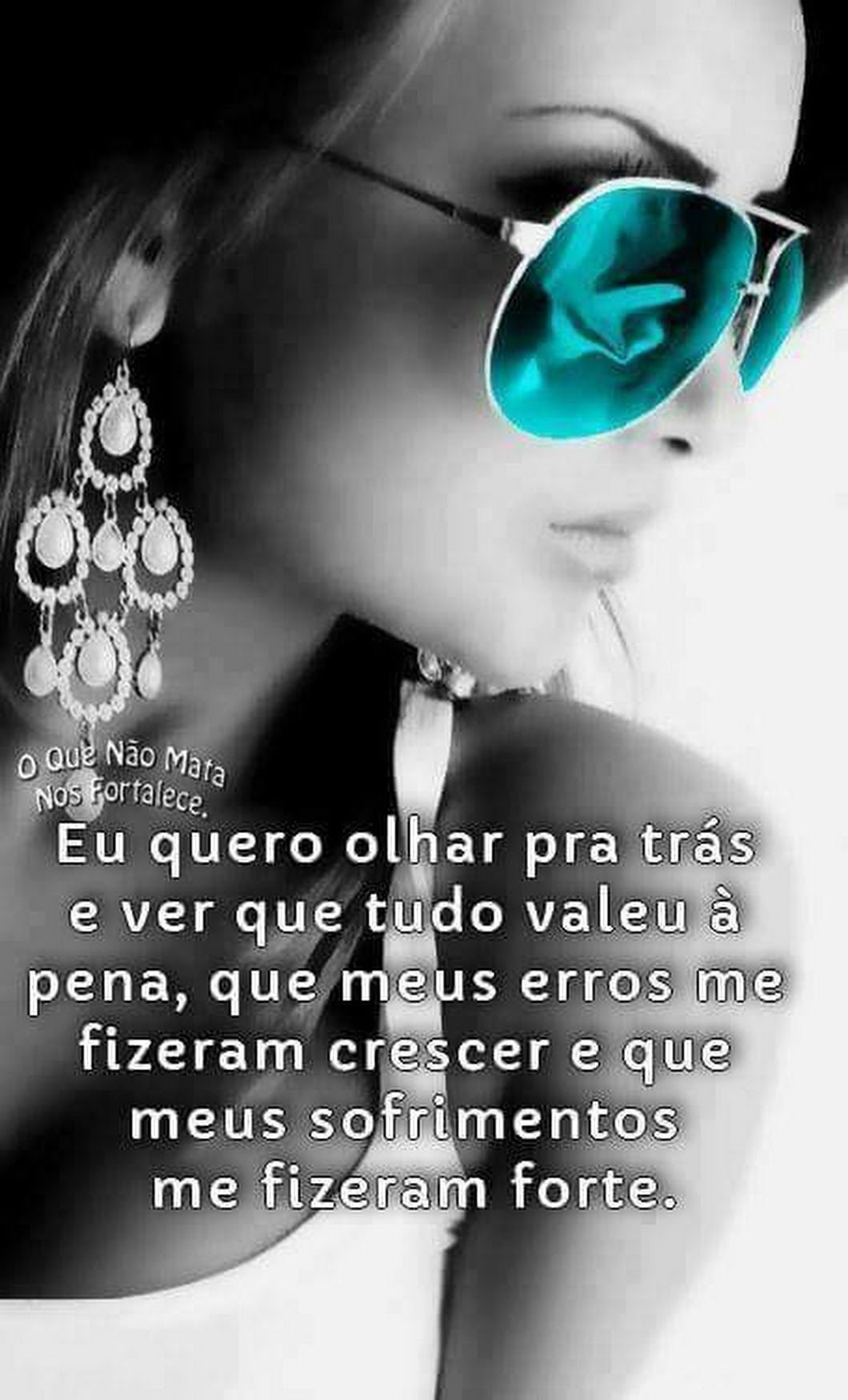 Девочка на качелях на закате