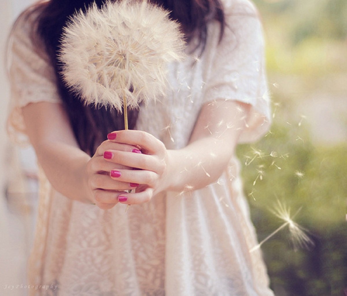 Женщина в шляпе со спины