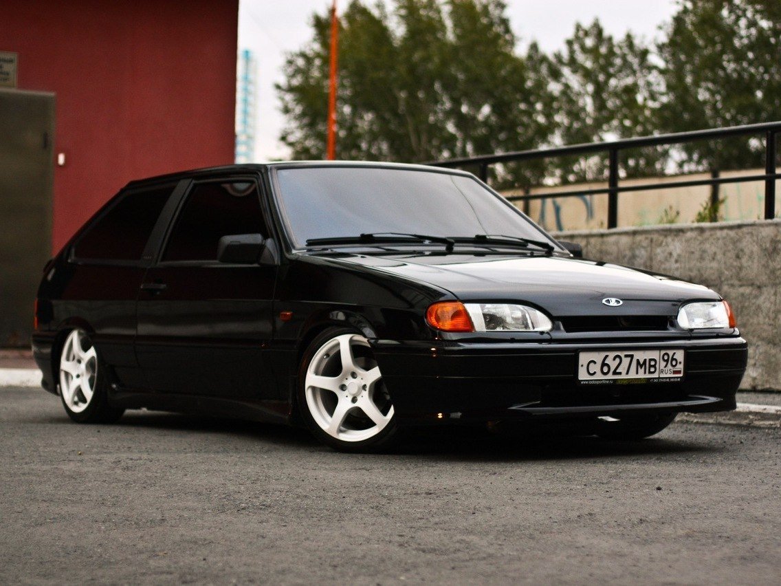 ВАЗ 2113 черная заниженная